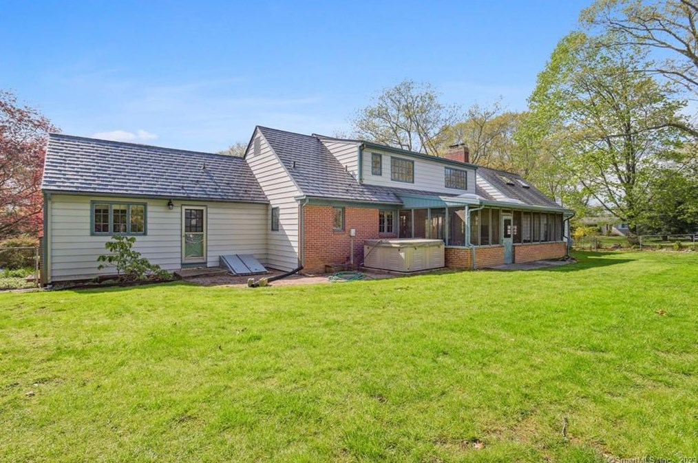 33 Laurel Hill Dr, Niantic, CT 06357