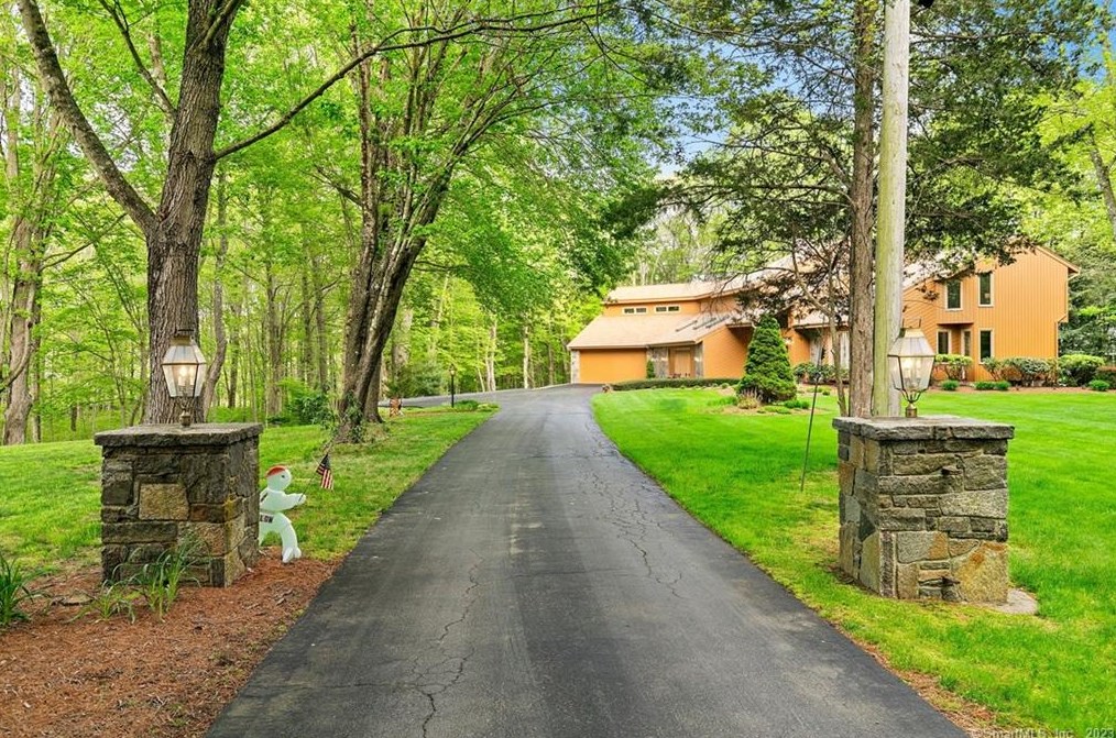 41 Cornwall Ln, Guilford, CT 06437