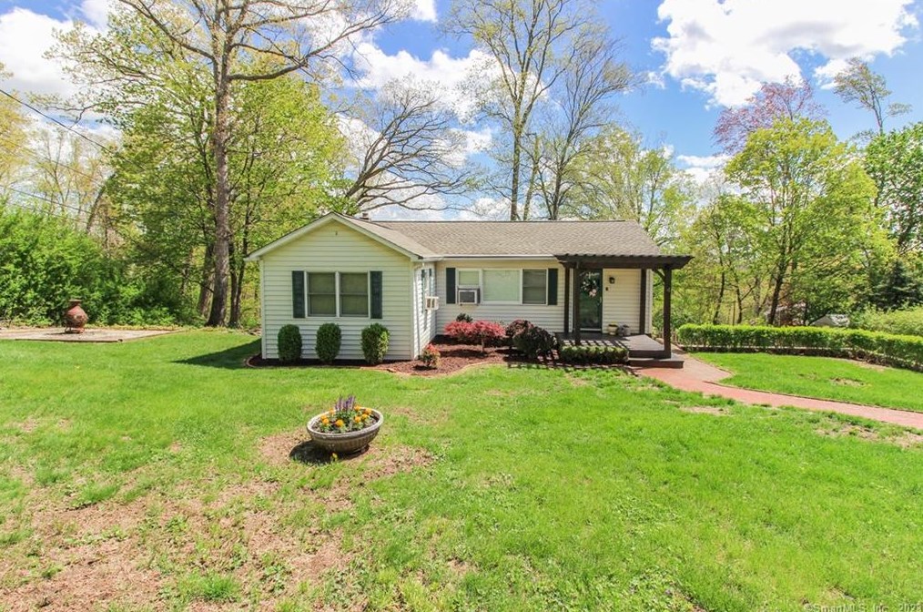 4 Fair Ln, Danbury, CT 06812