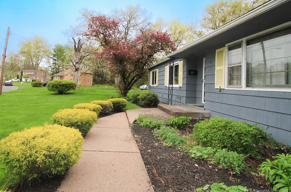 43 Banbury Ln, Bloomfield, CT 06002