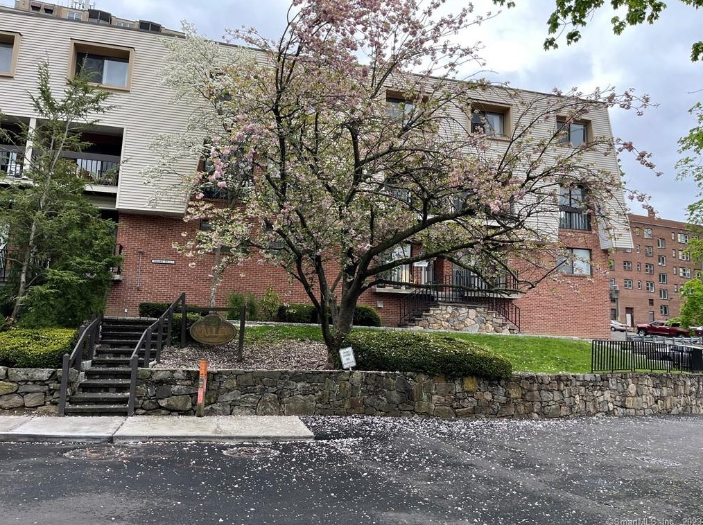 1 Valley Rd Apt 201, Stamford, CT 06902