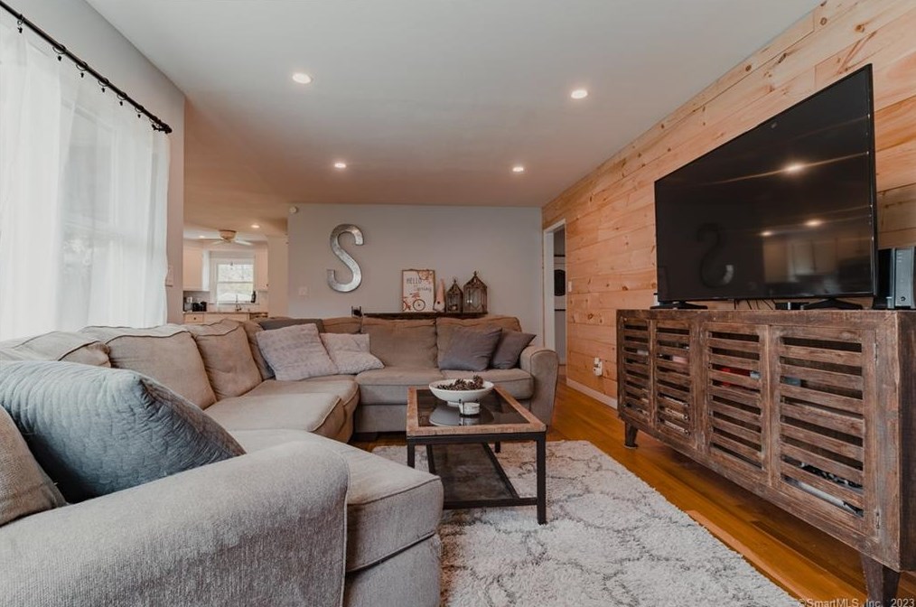 16 Paugussett Rd, Sandy Hook CT  06482-1557 exterior
