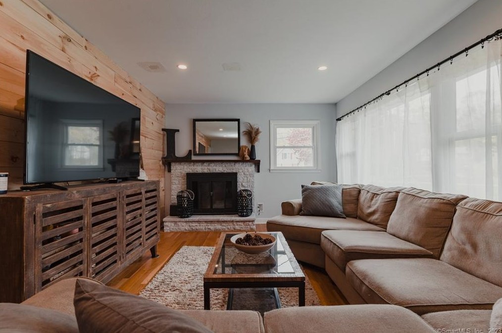 16 Paugussett Rd, Sandy Hook CT  06482-1557 exterior