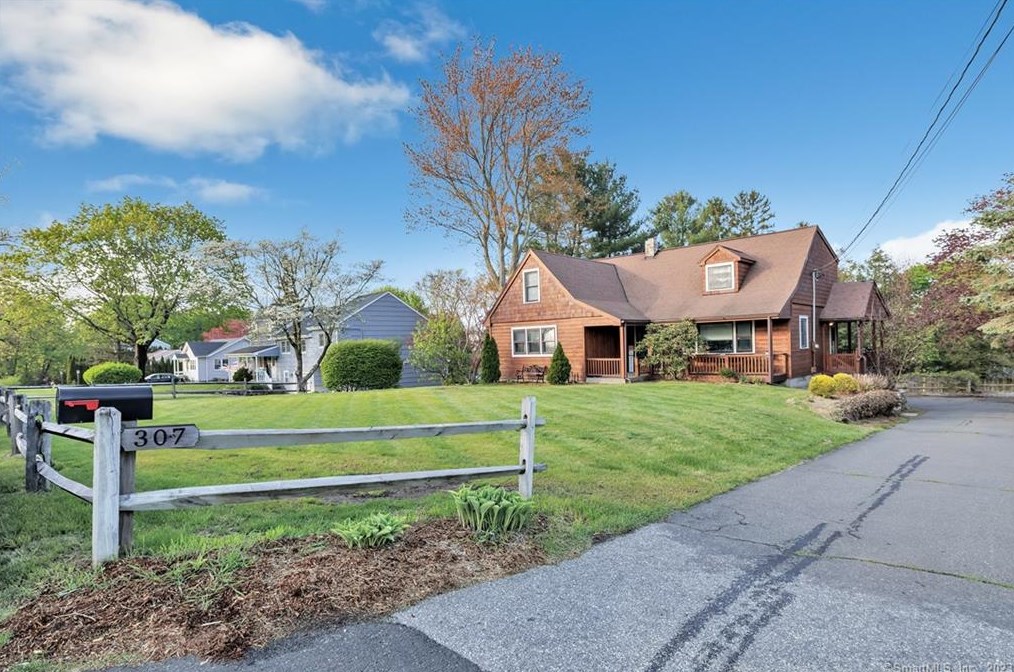 307 Beardsley Rd, Huntington, CT 06484