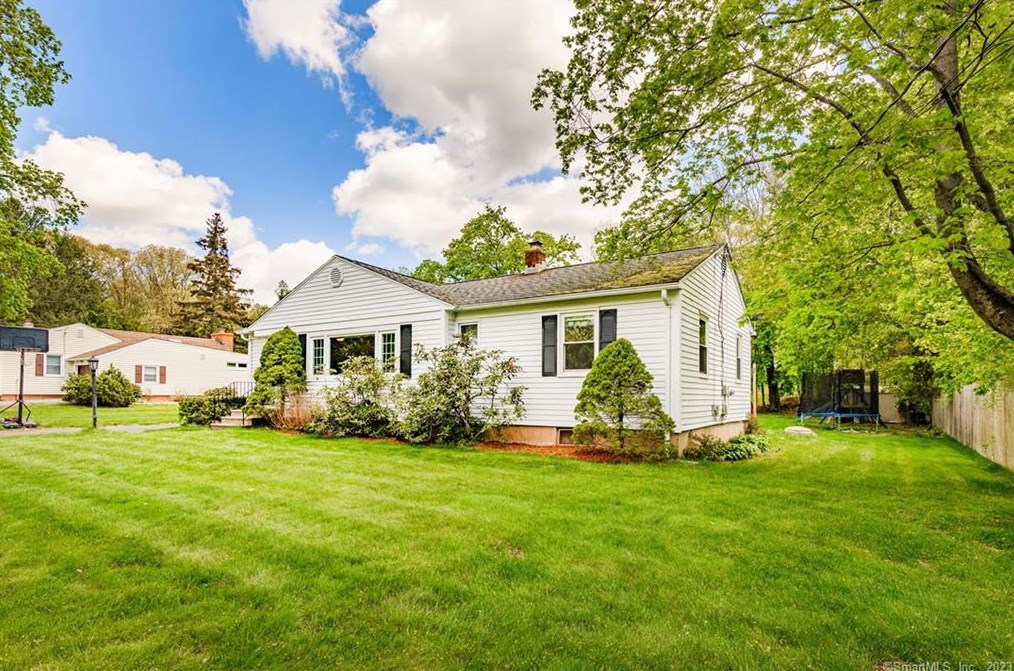 165 Rockview Dr, Cheshire, CT 06410