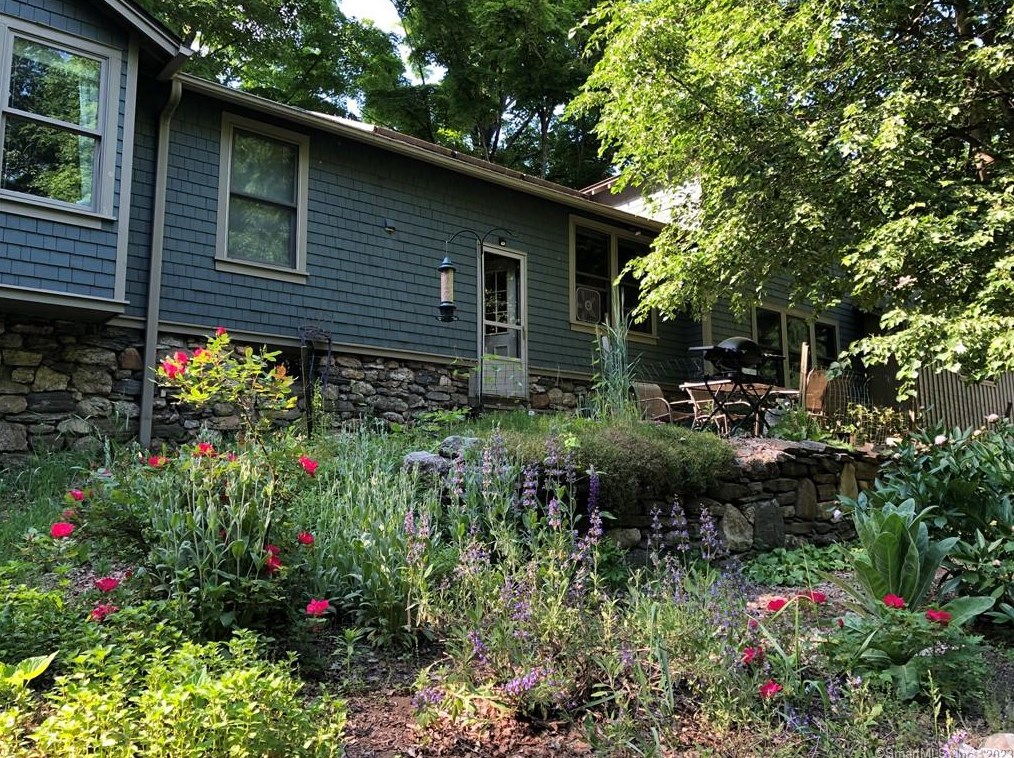 398 Gurleyville Rd, Storrs Mansfield, CT 06268