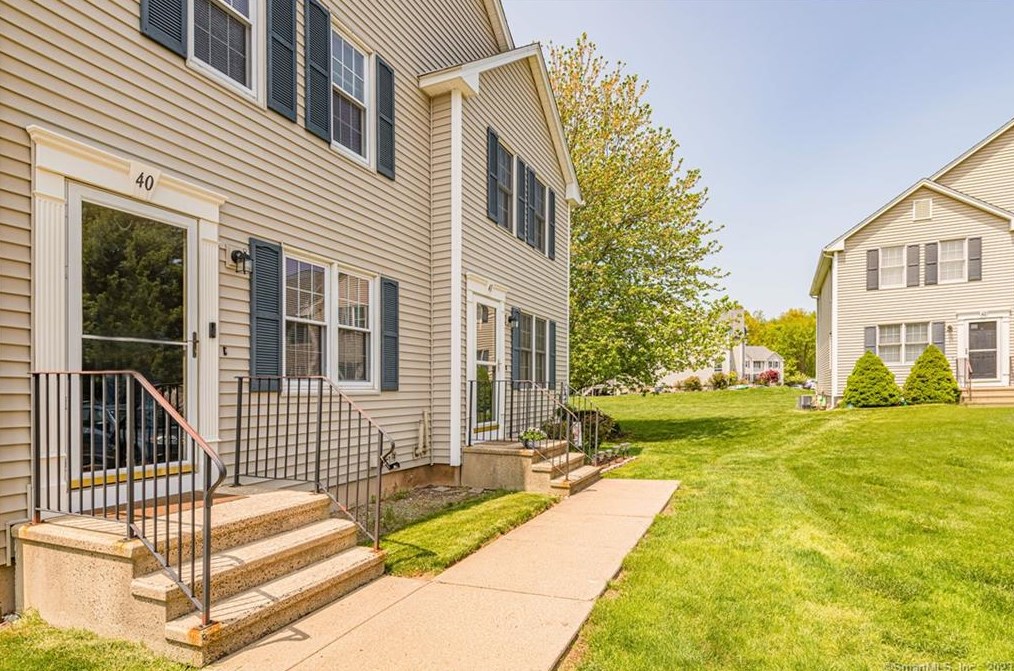 40 White Tail Ln #40, Wallingford, CT 06492