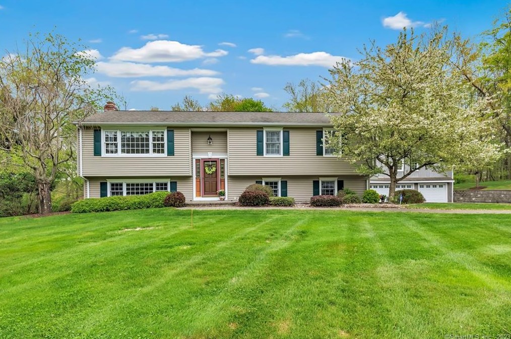 58 Valley View Rd, Upper Stepney, CT 06468
