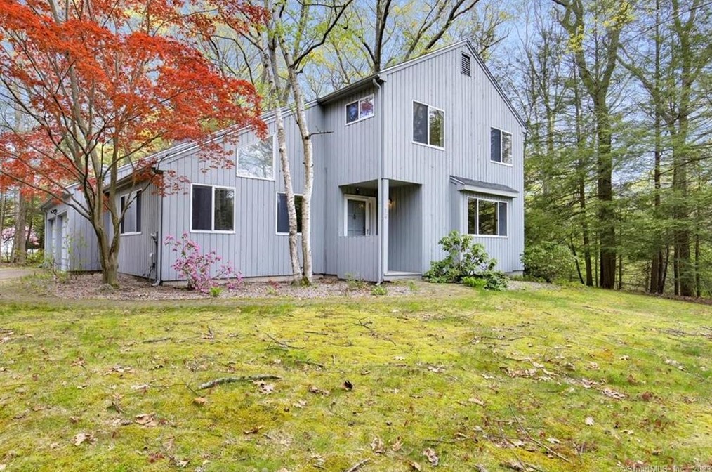 16 Echo Ln, Simsbury, CT 06070