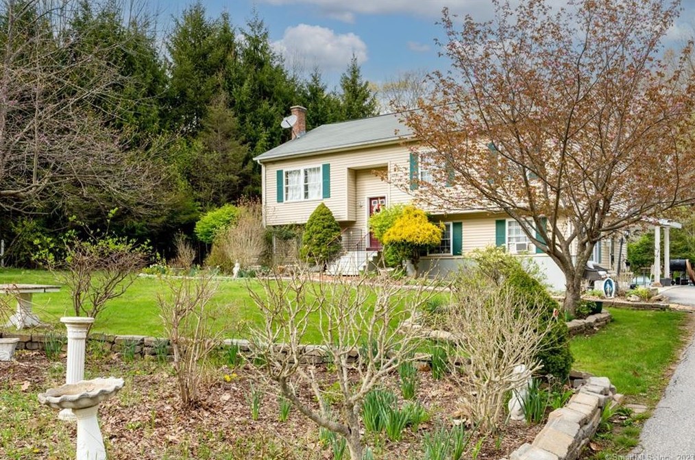 10 Meadowood Rd, Storrs Mansfield, CT 06268
