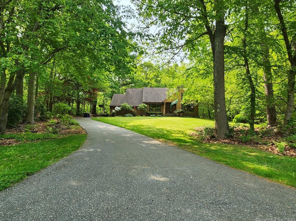 42 Robinhood Dr, Gales Ferry, CT 06335