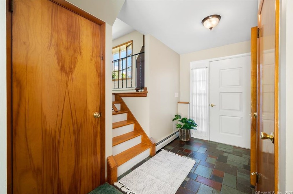 32 Sandy Hollow, Waterford, CT 06385