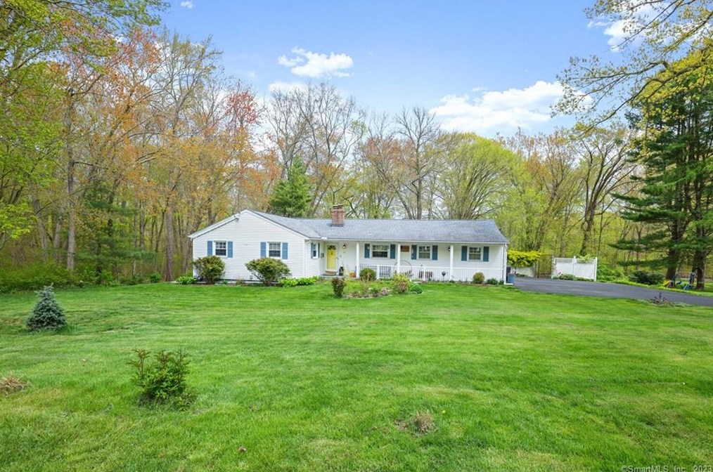 16 Wellsweep Rd, Branford, CT 06405