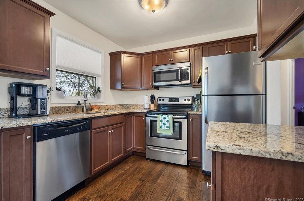 16 Harvest Ln, Union City, CT 06770