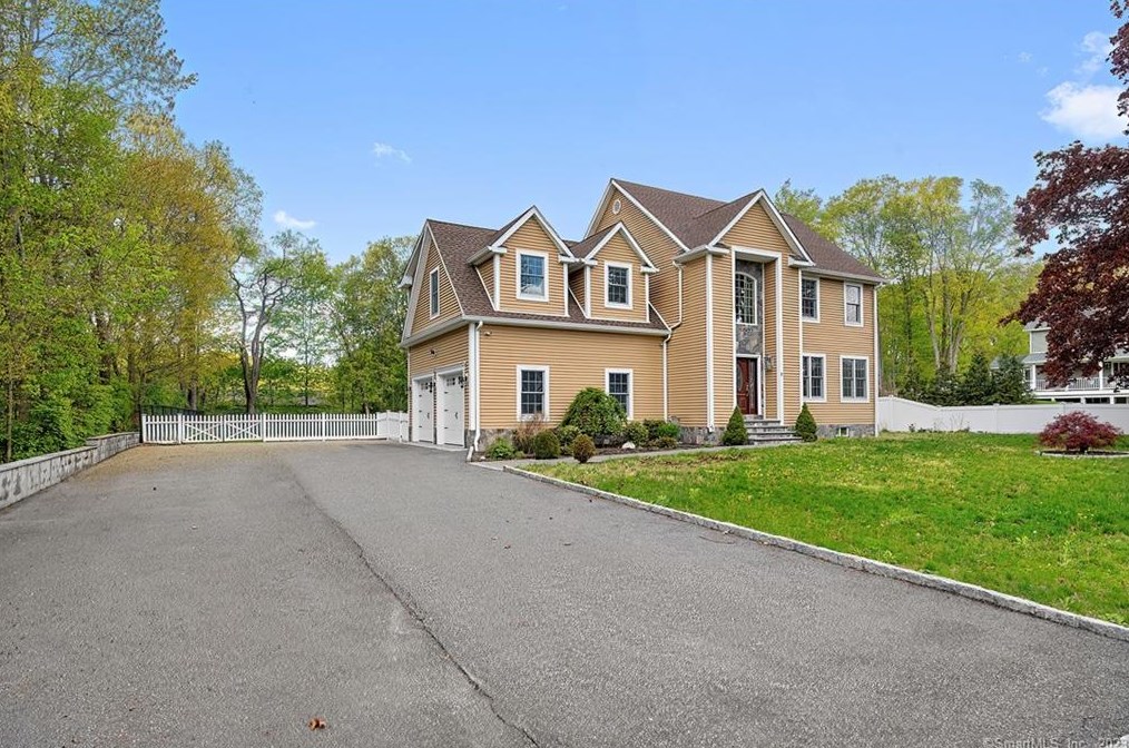 9 Oak Ln, Danbury, CT 06811