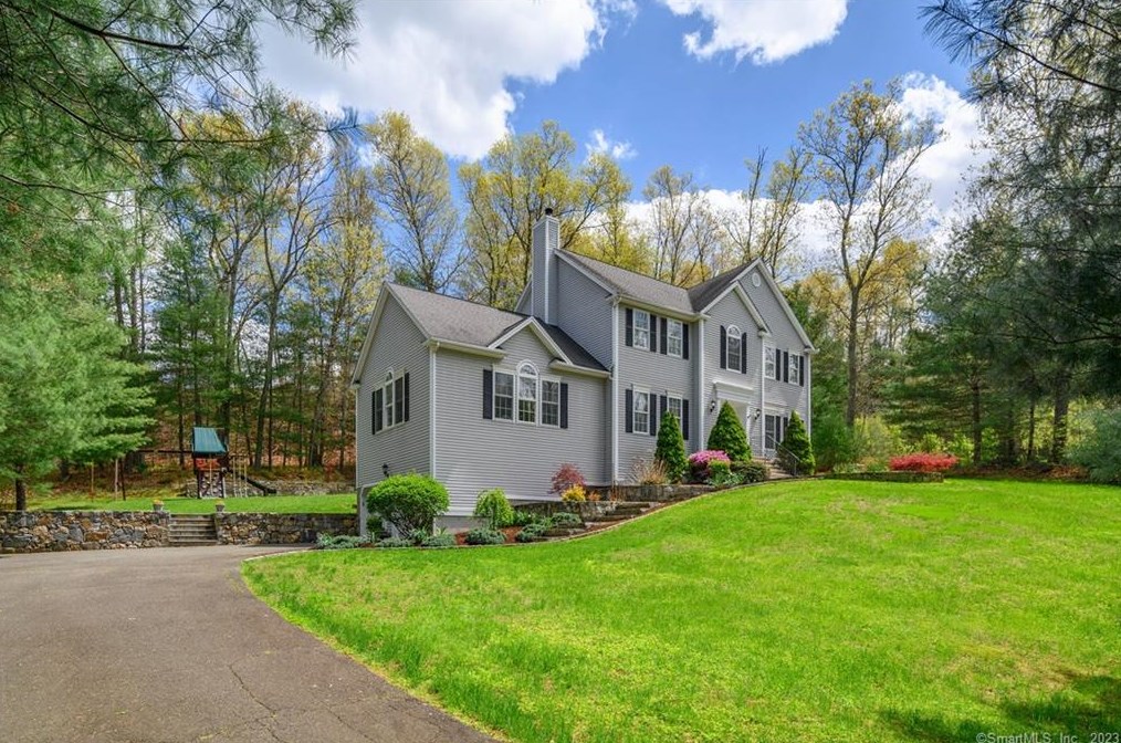 10 Tilson Ln, Sandy Hook, CT 06482