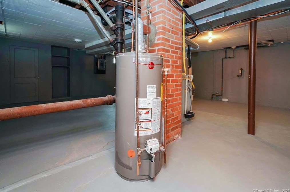 67 Risley St, Hartford CT  06120-1736 exterior