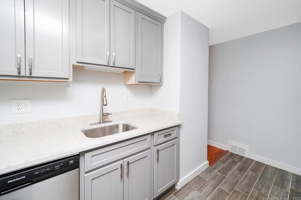 67 Risley St, Hartford CT  06120-1736 exterior