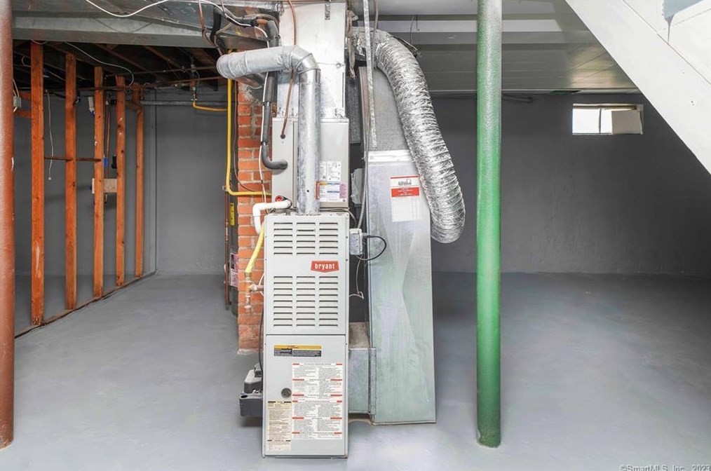 67 Risley St, Hartford CT  06120-1736 exterior