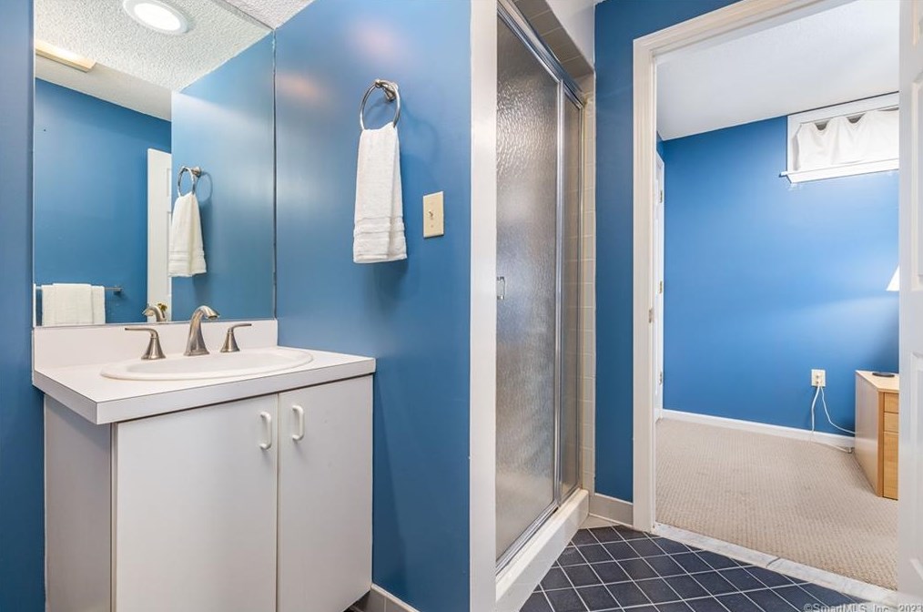 8 Saxon Woods, Avon CT  06001-4060 exterior