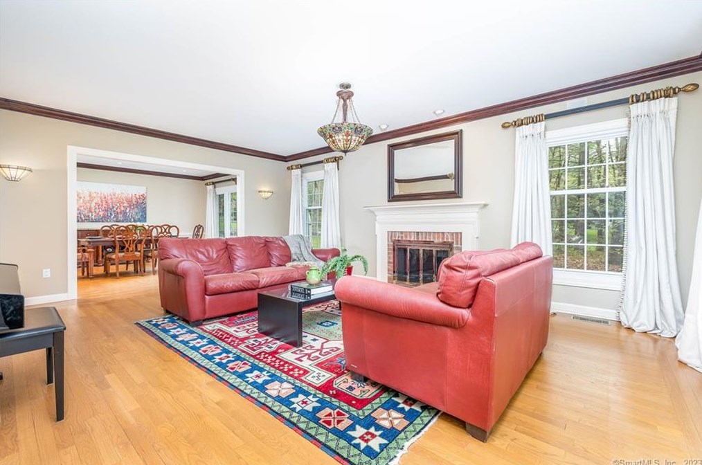 8 Saxon Woods, Avon CT  06001-4060 exterior