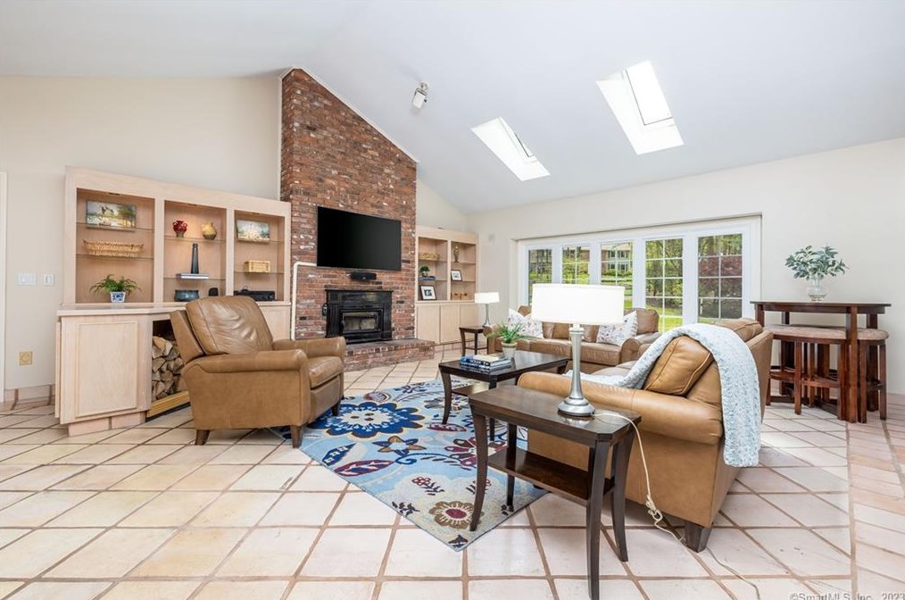 8 Saxon Woods, Avon CT  06001-4060 exterior