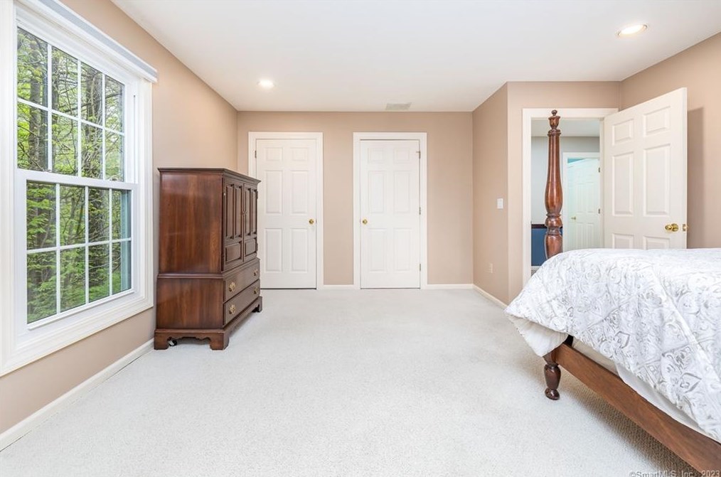 8 Saxon Woods, Avon CT  06001-4060 exterior