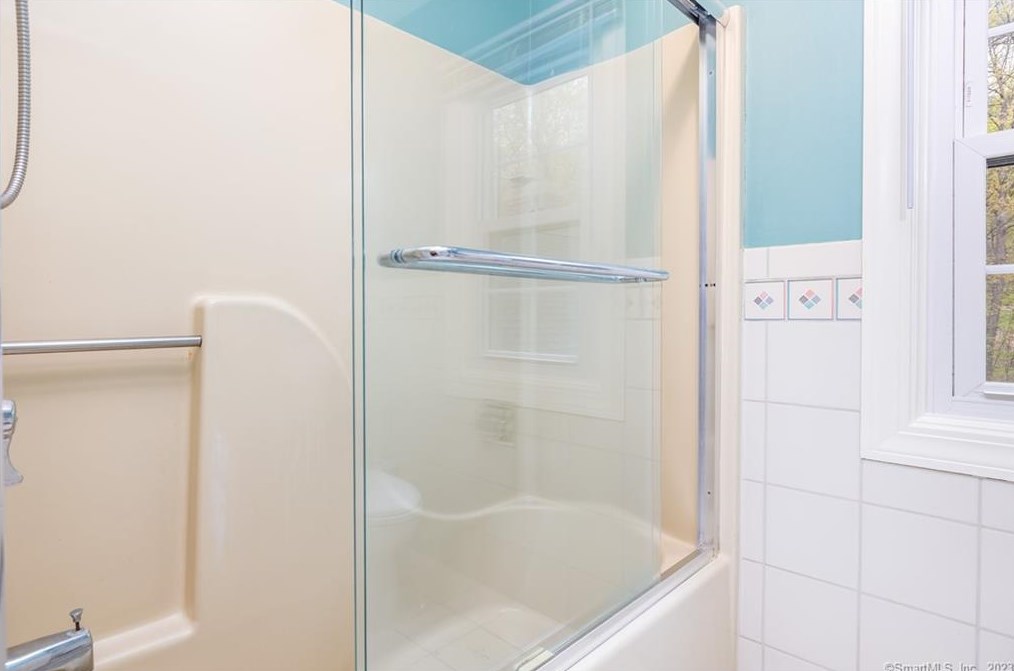 8 Saxon Woods, Avon CT  06001-4060 exterior