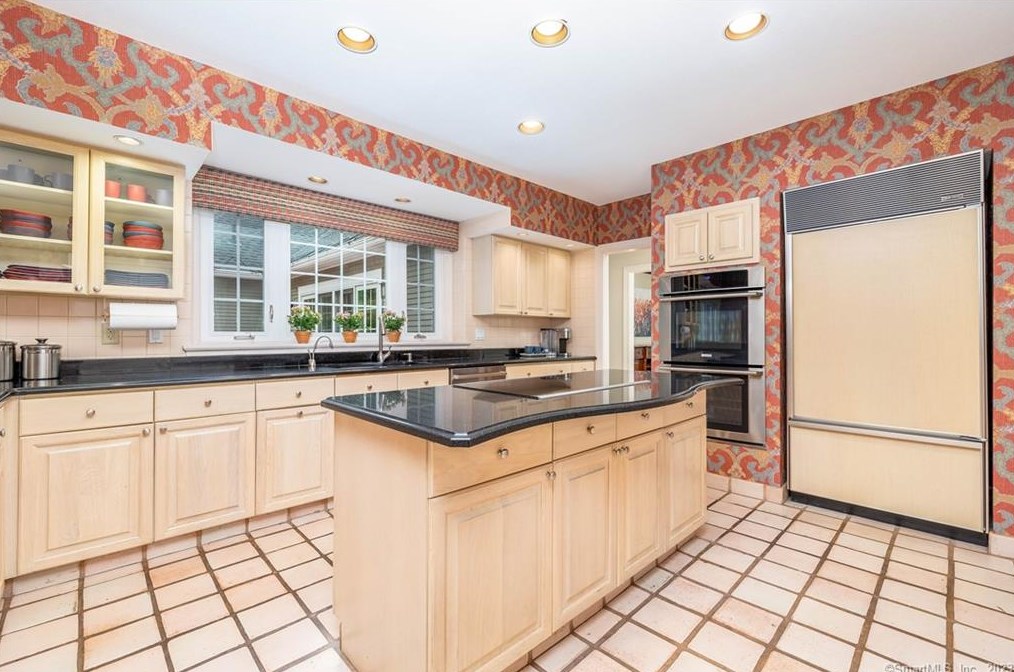 8 Saxon Woods, Avon CT  06001-4060 exterior