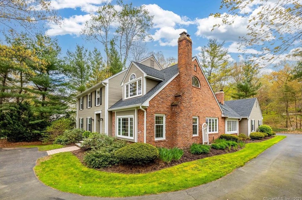 8 Saxon Woods, Avon CT  06001-4060 exterior