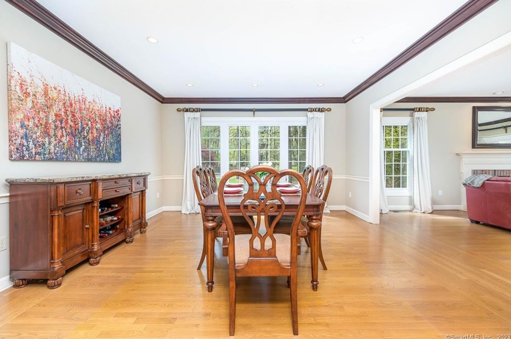 8 Saxon Woods, Avon CT  06001-4060 exterior