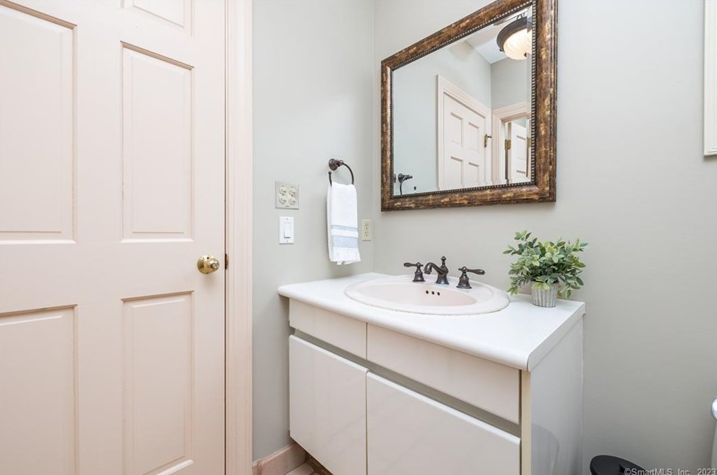 8 Saxon Woods, Avon CT  06001-4060 exterior