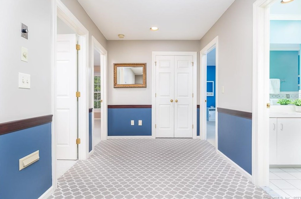 8 Saxon Woods, Avon CT  06001-4060 exterior