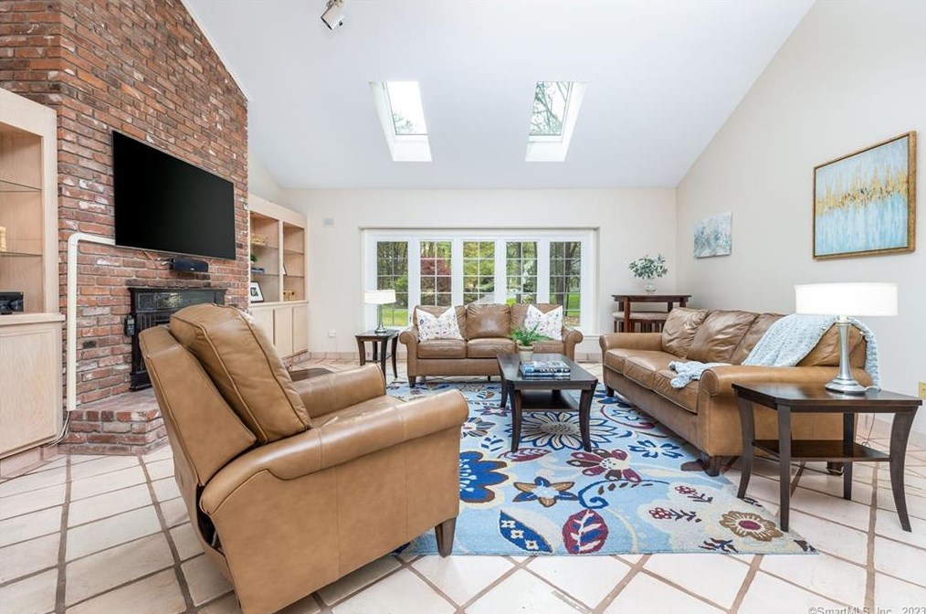 8 Saxon Woods, Avon CT  06001-4060 exterior