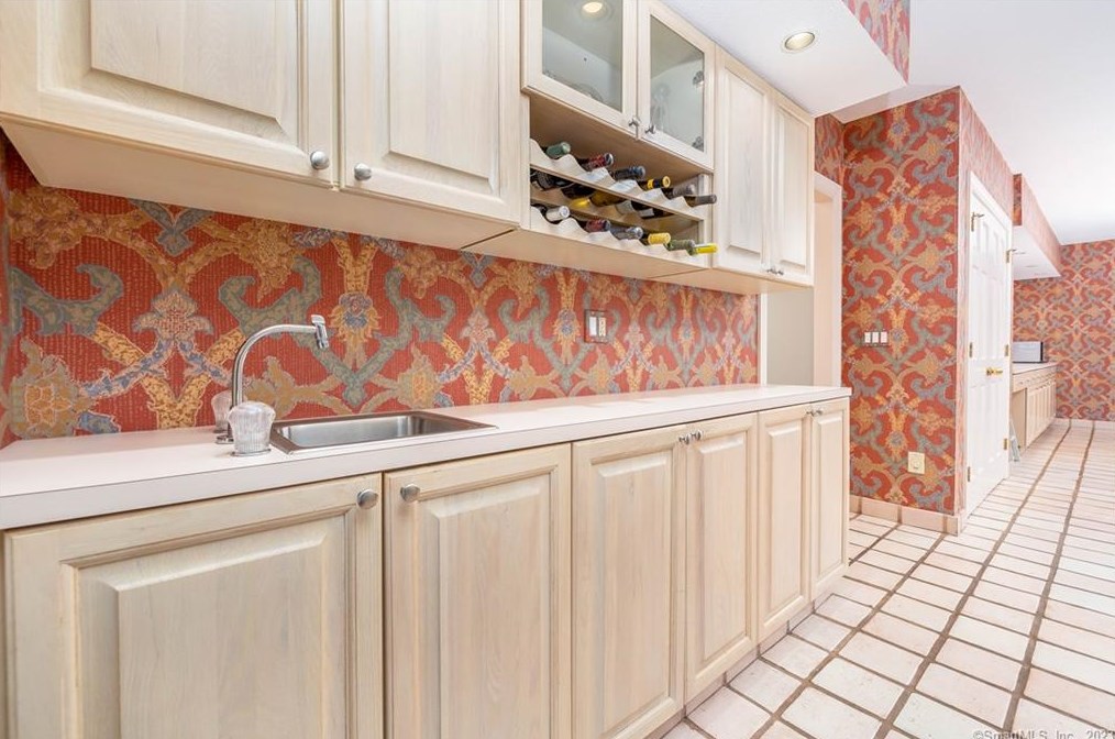 8 Saxon Woods, Avon CT  06001-4060 exterior