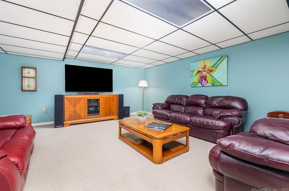 8 Saxon Woods, Avon CT  06001-4060 exterior