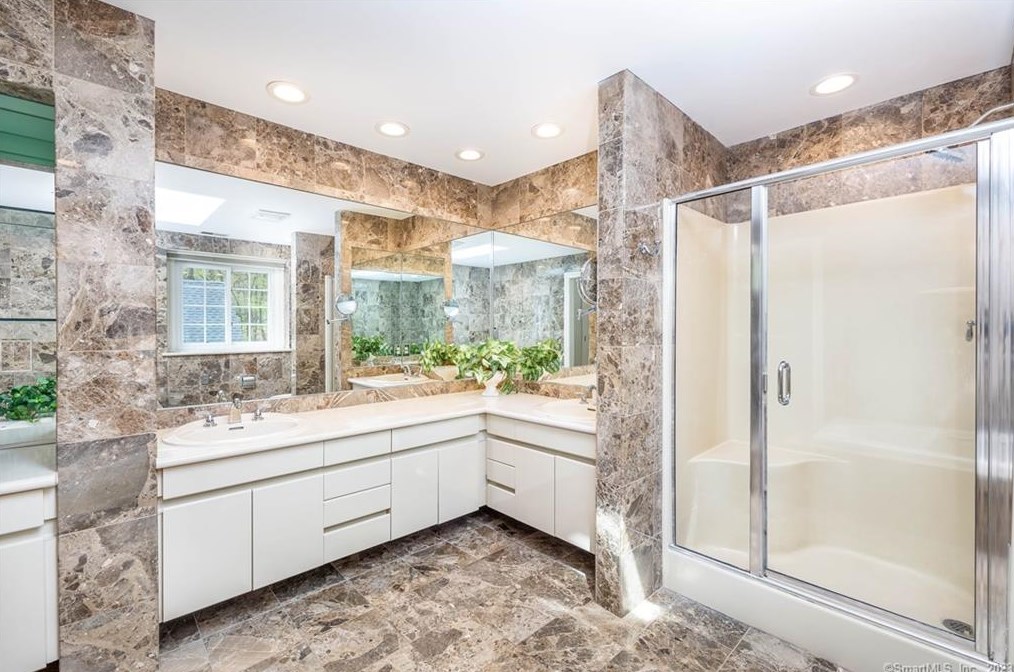 8 Saxon Woods, Avon CT  06001-4060 exterior