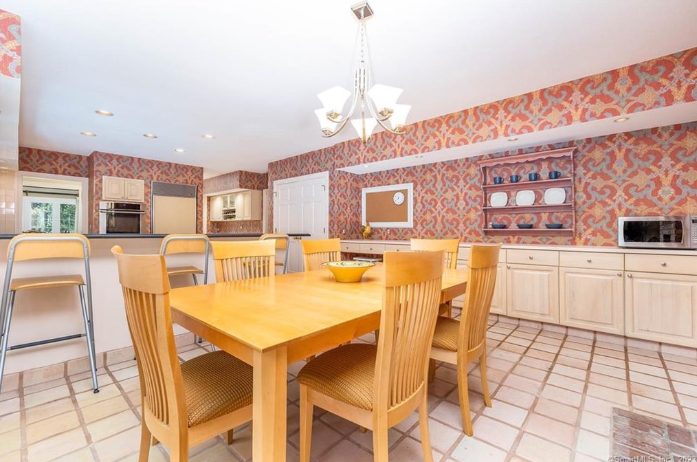 8 Saxon Woods, Avon CT  06001-4060 exterior