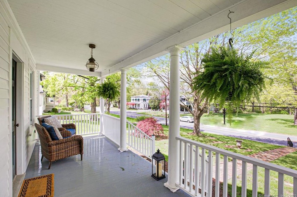 30 Pleasant St, Woodbury, CT 06798