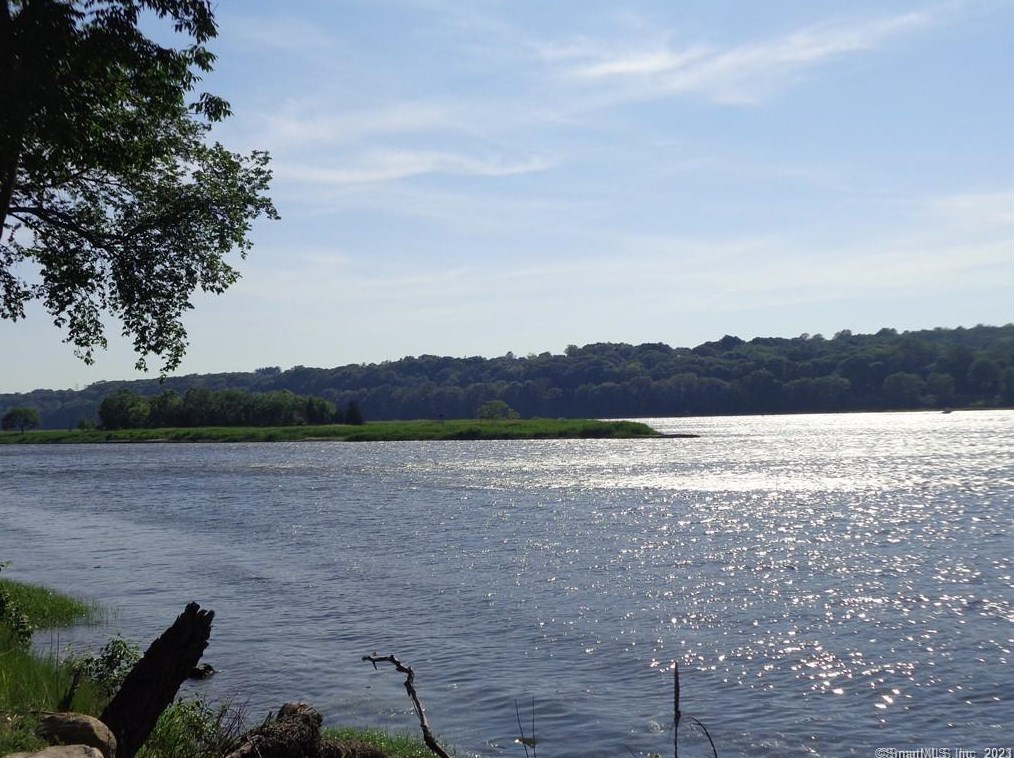 75 Housatonic Ave, Stratford CT  06615-6089 exterior