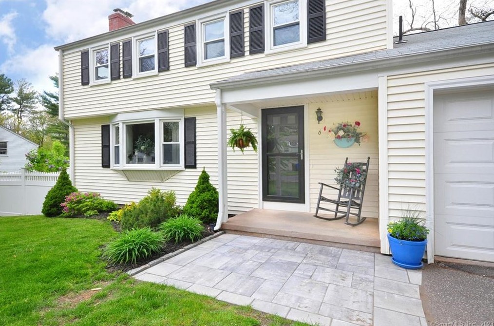 6 Farnham Dr, Hartford, CT 06118-3022