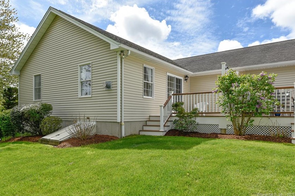 71 Cider Mill Ln, Bridgeport, CT 06611