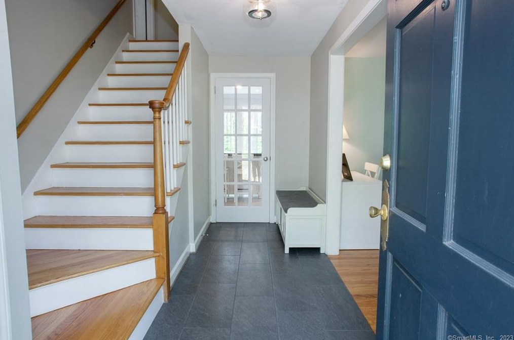 10 Crestwood Rd, Simsbury, CT 06070