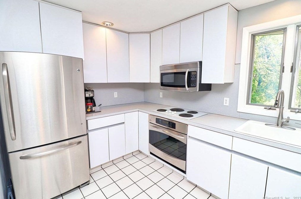 46 Chestnut Ct, Watertown, CT 06795-1905