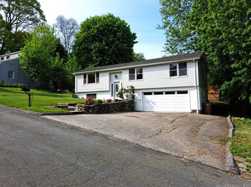 11 Hamburg St, Huntington, CT 06484