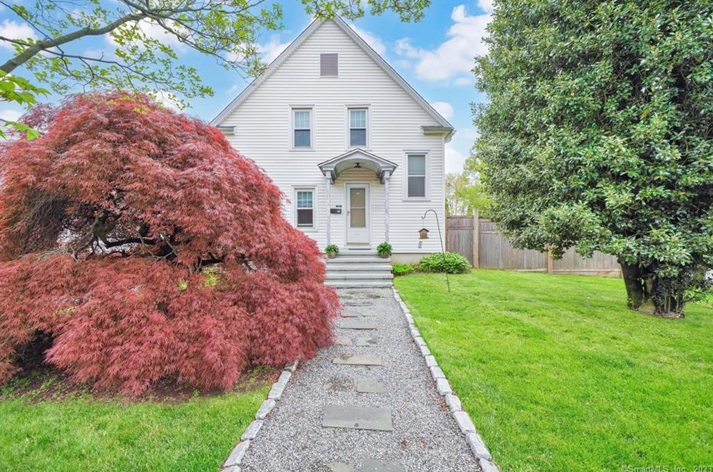 321 Castle Ave, Fairfield, CT 06825-5437