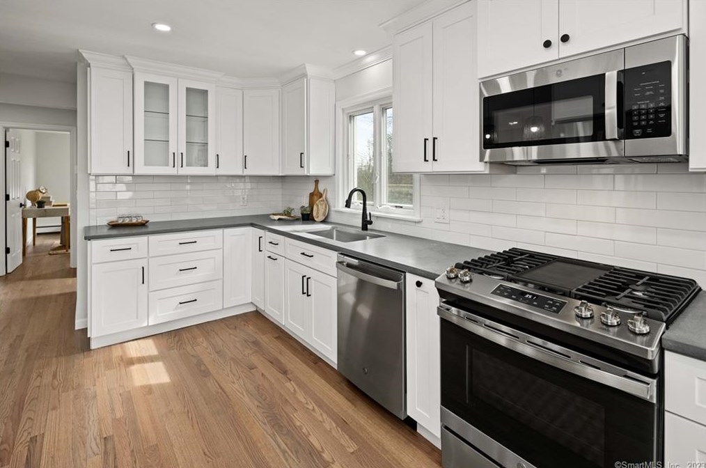 134 Colony St, Fairfield CT  06824-5203 exterior