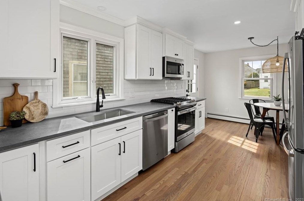 134 Colony St, Fairfield CT  06824-5203 exterior