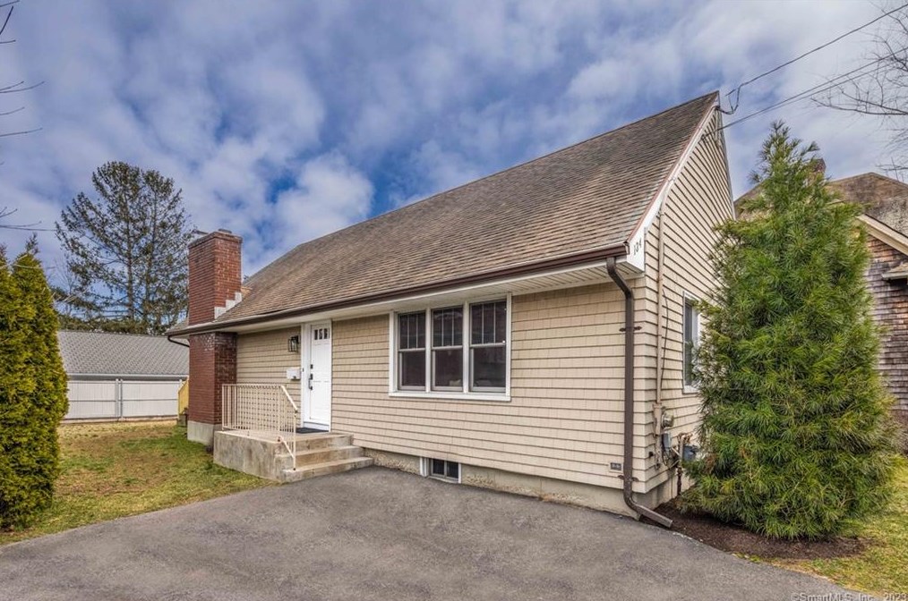 134 Colony St, Fairfield CT  06824-5203 exterior