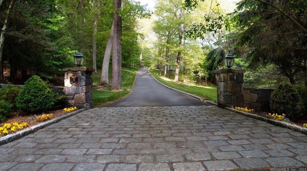 13 Edna Ct, Brookfield Center, CT 06804